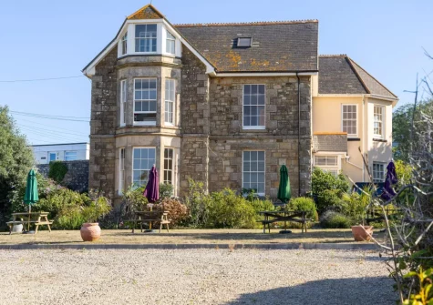 Apartment 1 at The Gew is an elegant ground floor apartment, an idyllic coastal retreat for two with beautiful views across Mount's Bay