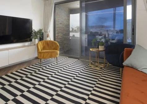 1 Oasis Sands, Newquay is a 3-bedroom apartment offering modern comfort and seaside charm. With direct access to Porth Beach, a fully equipped kitchen and accommodations for six guests, it's the ideal base for creating treasured family memories.