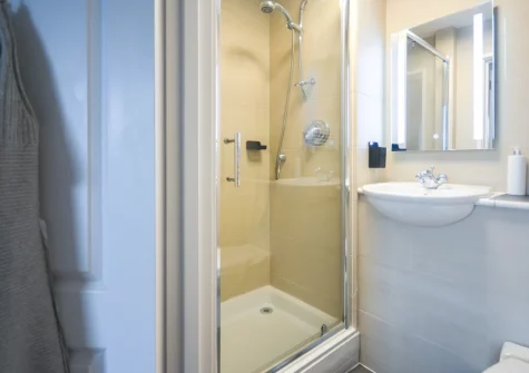 https://tbox.zestylemon.co.uk/wBedroom #1 en-suite shower room at Apartment 1,  Oceanis, St Ivesorkflow/local-image-processor.php