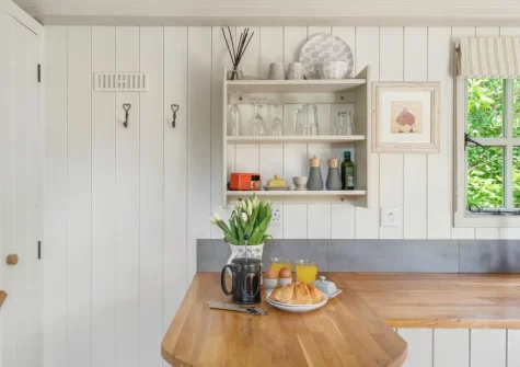 The kitchen breakfast bar dining area at Apple Blossom at Devon Heaven Hideaways, Kenn
