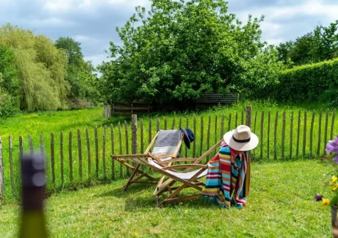 The garden & outdoor sitting area at Apple Blossom at Devon Heaven Hideaways, Kenn