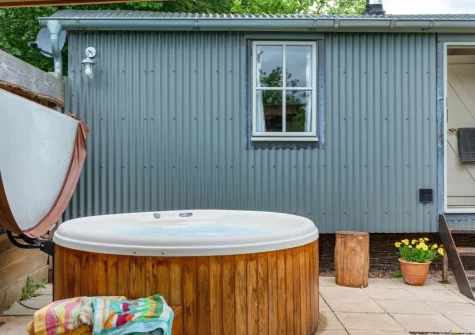 The patio & hot tub at Apple Blossom at Devon Heaven Hideaways, Kenn