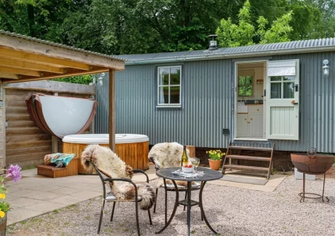 The patio, hot tub & outdoor sitting area at Apple Blossom at Devon Heaven Hideaways, Kenn