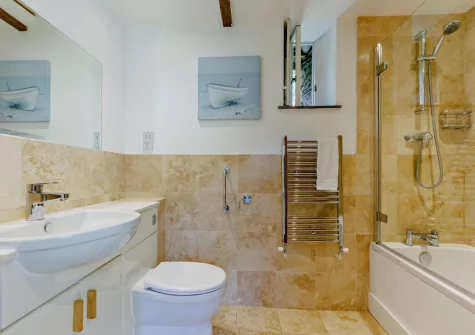 The bathroom at Apple Cottage & Piggery, Egloskerry