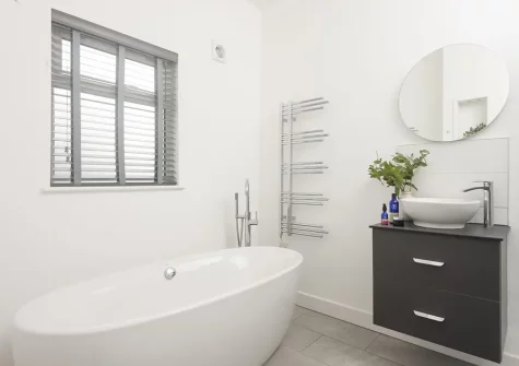 The bathroom at Apple Lodge, Little Dunley Cottages, Bovey Tracey