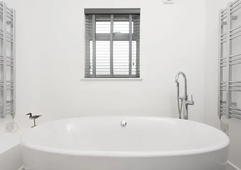The bathroom at Apple Lodge, Little Dunley Cottages, Bovey Tracey