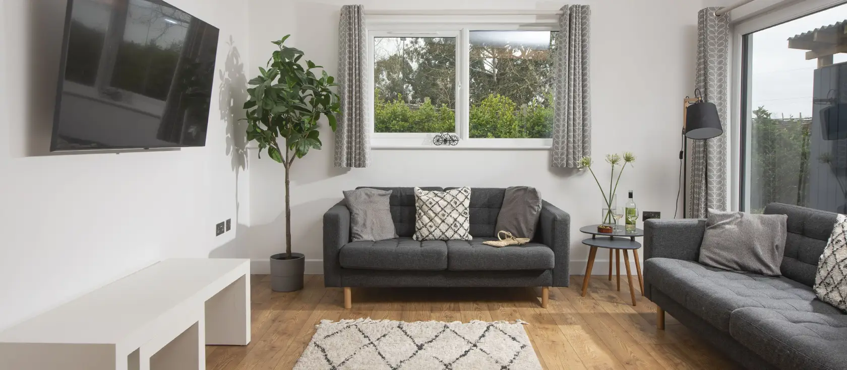 Apple Lodge, Little Dunley Cottages, Bovey Tracey offers luxury three-bedroom accommodation beside stunning Dartmoor National Park. Enjoy modern amenities, private undercover hot tub, and shared facilities including swimming pool and tennis court.
