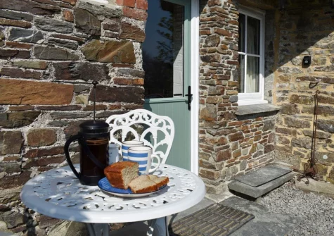 The front patio & outdoor sitting area at Appleloft, Pencuke