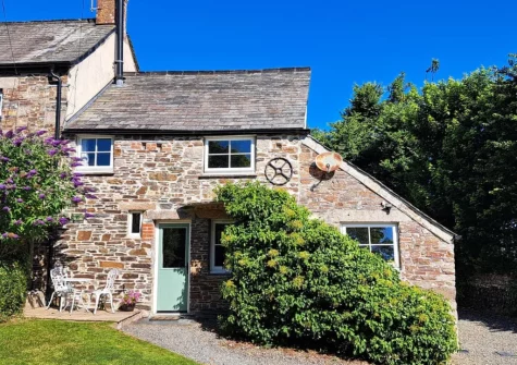 Appleloft is a charming stone cottage, formerly an apple loft, located in the hamlet of Pencuke, near to Crackington Haven Beach