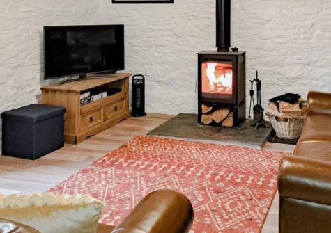 Appleloft, Pencuke is a beautifully renovated stone barn conversion in peaceful Pencuke hamlet, featuring a galleried super king-size bedroom, cosy wood burner, generous gardens, and easy access to North Cornwall's dramatic coastline and beaches.