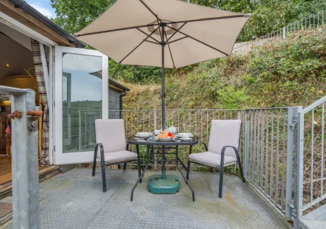 The alfresco dining area at April Cottage at Sanctuary Farm, Woodford