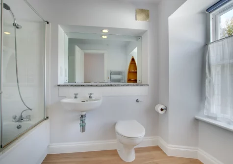 Bedroom #2 en-suite bathroom at Aquarius, Porthcurno