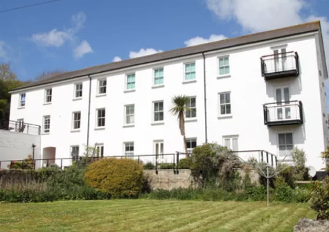 Aquarius is a lovely second-floor apartment in Porthcurno, from here stroll to the iconic Minack cliff-top theatre & world-class beach