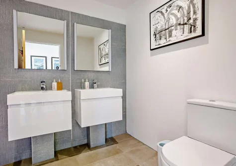 Bedroom #1 en-suite at Art House, West Ridge Farm, Well Town