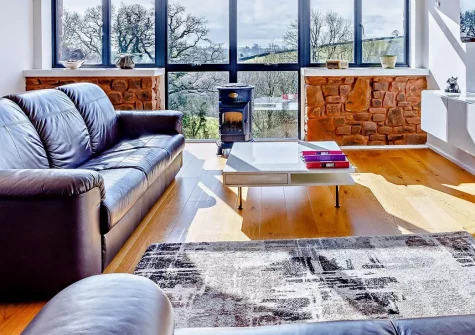 Art House, West Ridge Farm, Well Town is an award-winning architectural gem offering boutique luxury in Devon's rolling countryside. With modern interiors, private hot tub, and two en-suite bedrooms, it's perfectly placed for exploring Mid Devon.