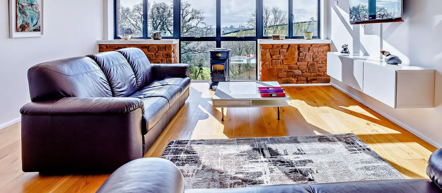 Art House, West Ridge Farm, Well Town is an award-winning architectural gem offering boutique luxury in Devon's rolling countryside. With modern interiors, private hot tub, and two en-suite bedrooms, it's perfectly placed for exploring Mid Devon.