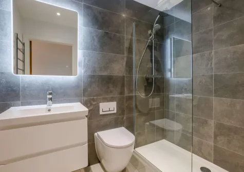 The shower room at Atlanta Number 5, Westward Ho!
