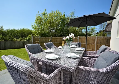 The patio, alfresco dining area & garden at Atlantic Breeze, Tregolds
