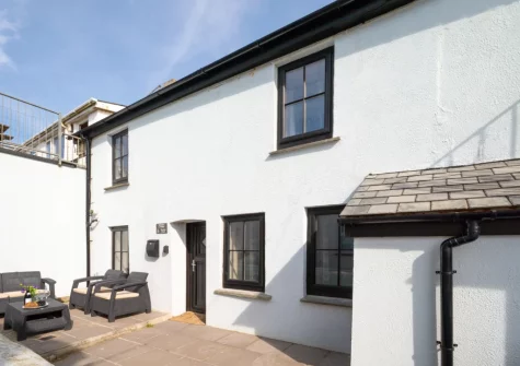 Atlantic Cottage is a traditional cottage just moments from the sandy Porthleven Beach