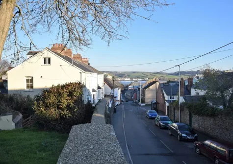 Aunties Cottage is in elevated position a short stroll from the quayside