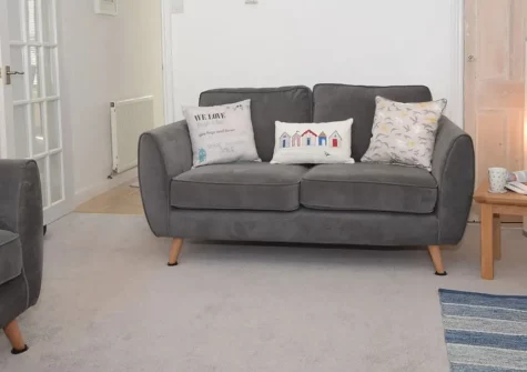 Aunties Cottage, Appledore is a contemporary 3-bedroom terraced retreat nestled in a picturesque fishing village. Enjoy maritime charm, private courtyard BBQ, and easy access to coastal adventures, artisan galleries, and quayside dining.