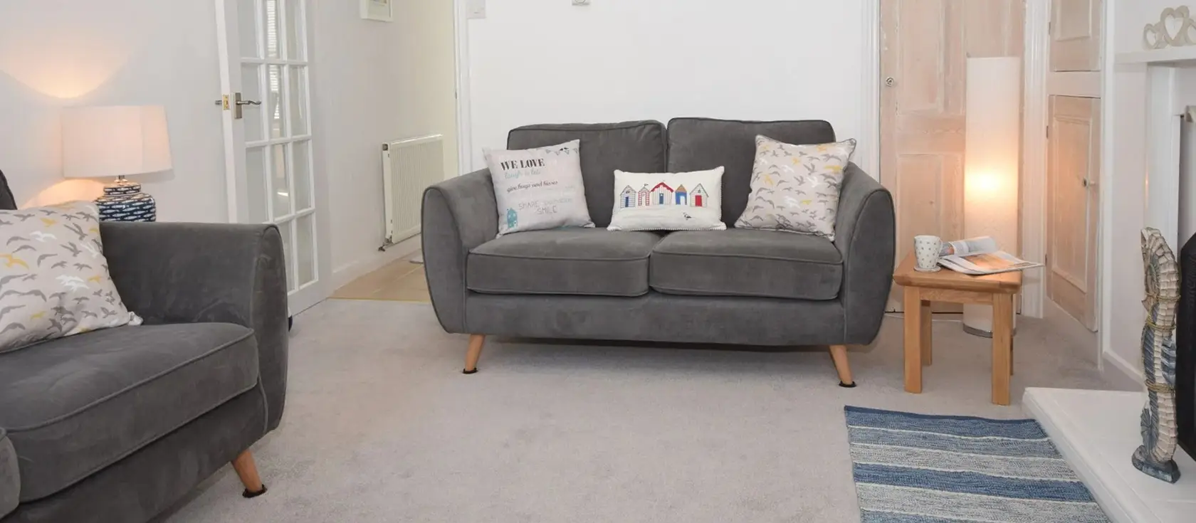 Aunties Cottage, Appledore is a contemporary 3-bedroom terraced retreat nestled in a picturesque fishing village. Enjoy maritime charm, private courtyard BBQ, and easy access to coastal adventures, artisan galleries, and quayside dining.