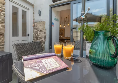 The patio & outdoo sitting area at Austen Cottage, Swanmoor Grange, Harracott