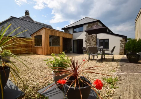 The courtyard garden, barbecue & alfresco dining area at Austen Cottage, Swanmoor Grange, Harracott