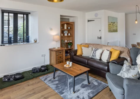 Austen Cottage, Swanmoor Grange, Harracott is a beautifully converted barn on a 50-acre working farm estate, offering a private hot tub, enclosed courtyard gardens, and access to wildflower meadows and woodland walks in peaceful North Devon.