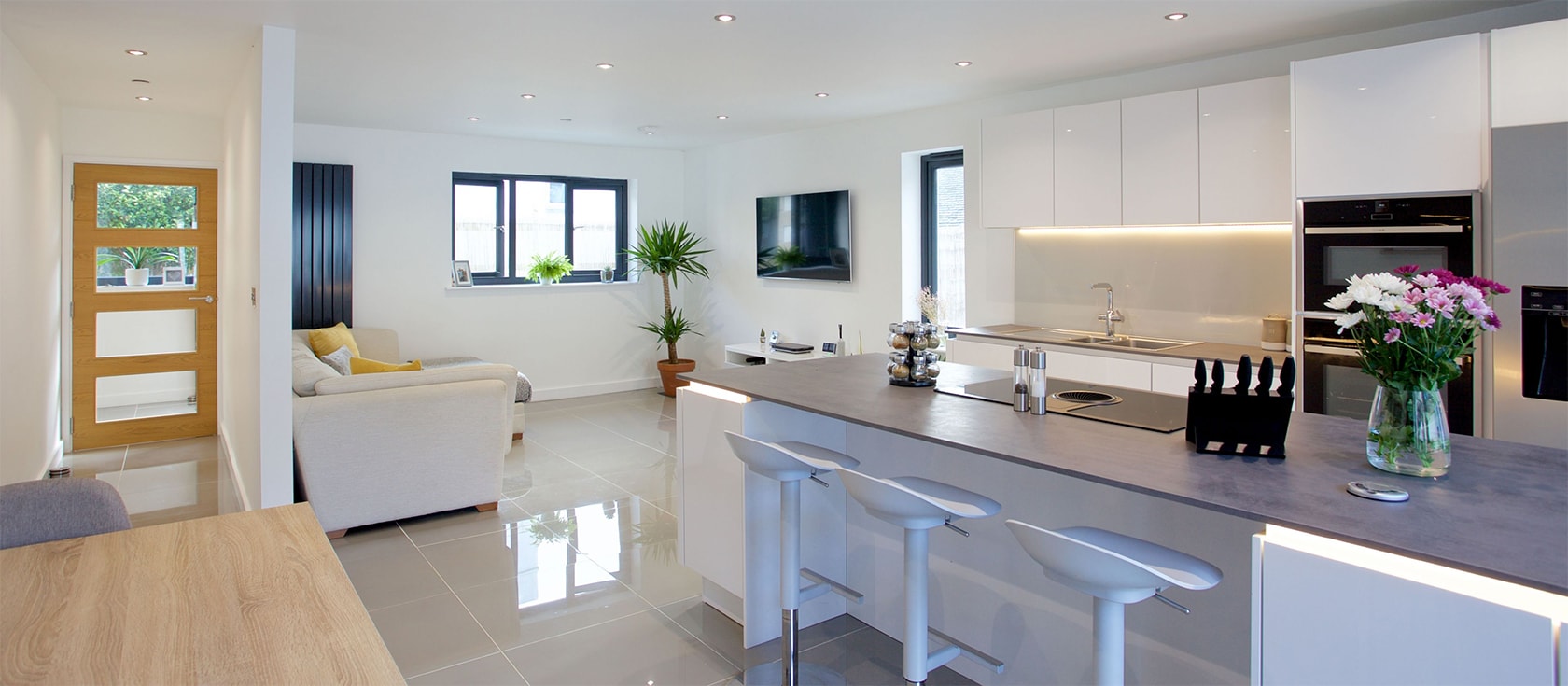 Avalen Rise, Newlyn is a new detached cottage with terrace garden & harbour views. Two modern bedrooms (master with sunken TV) & two contemporary bathrooms are complemented by a modern open kitchen with breakfast bar. Parking nearby by permit (provided).