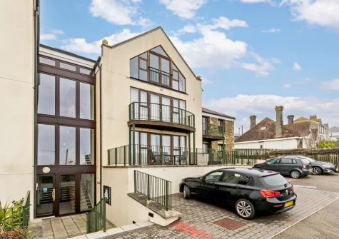 Avalon is a delightful apartment located in the charming village of Praa Sands