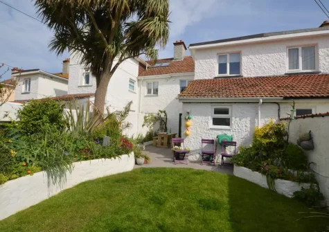 The patio, alfresco dining area & garden at Bag End, Bude