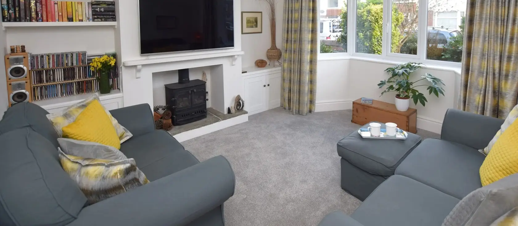 Bag End, Bude is a spacious 3-bedroom terraced house just steps from the golden sands of Crooklets Beach. Enjoy dual living areas including a cosy snug, private enclosed garden with BBQ, and easy access to Cornwall's finest attractions.