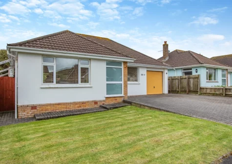 Bamboo is a detached bungalow, enclosed rear garden & suntrap patio for relaxed outside dining, in the seaside village of Croyde