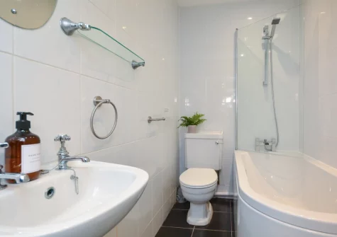 Bedroom #2 en-suite bathroom at Banjo Cottage, Looe
