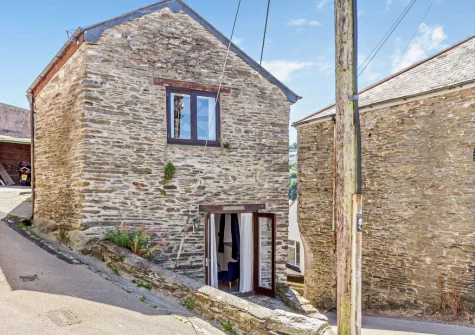 Banjo Cottage is a charming 18th-century stone barn conversion set in the heart of East Looe, close to the sandy beach and with reserved parking