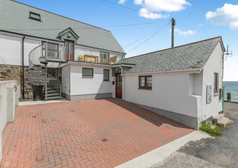 Barachy is a beautifully appointed & light-filled holiday apartment set in the heart of charming Coverack