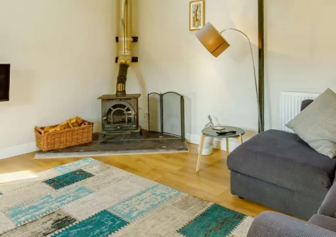 Barley Mow Cottage, North Nethercleave Farm, Umberleigh is a cosy two-bedroom retreat set in peaceful farmland, featuring a wood burner, private patio, games area, and easy access to Exmoor National Park and North Devon's celebrated beaches.