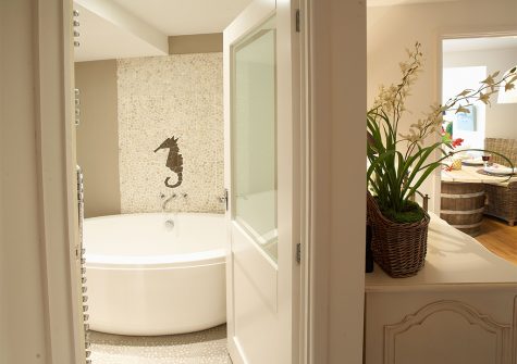 The en-suite at Barnacles, Fowey