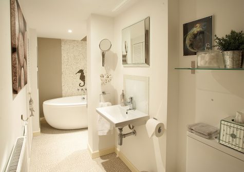 The en-suite at Barnacles, Fowey