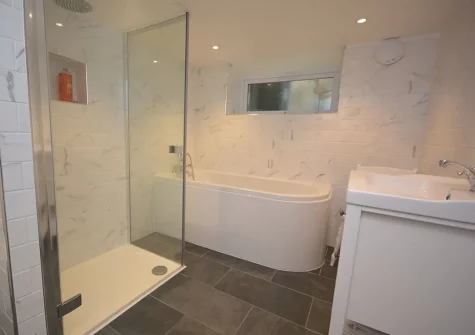 The bathroom at Barney Cottage, Polruan