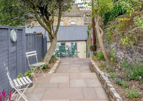 The outdoor sitting area & garden at Barney Cottage, Polruan