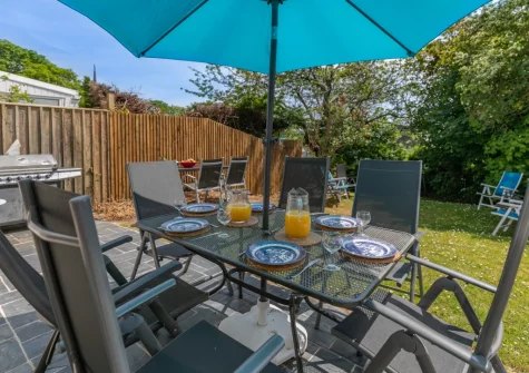 The patio, barbecue & alfresco dining area at Bars House, Trebetherick