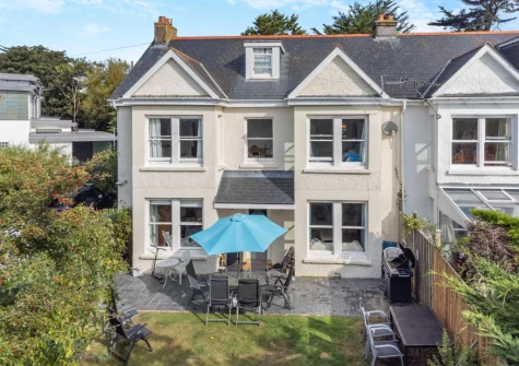 Bars House is a charming 5-bedroom beachside holiday home, just a short 180-metre walk to stunning Daymer Bay Beach