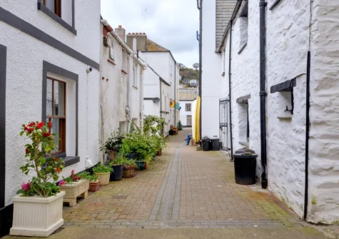 Bay House is an elegant second-floor apartment in a perfect central location in the pretty harbour town of Looe