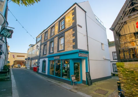 Bay House is an elegant second-floor apartment in a perfect central location in the pretty harbour town of Looe