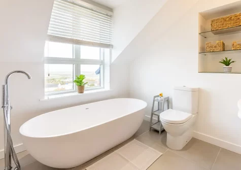 Bedroom #1 en-suite bathroom at The snug at Bay Ridge, Appledore