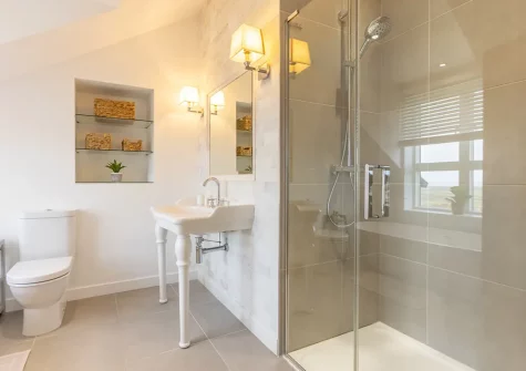 Bedroom #1 en-suite bathroom at The snug at Bay Ridge, Appledore