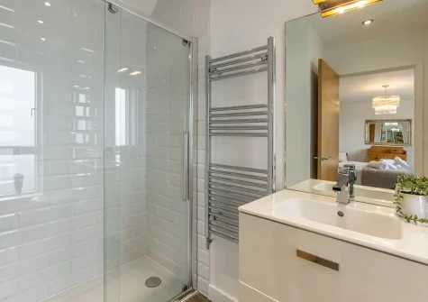 Bedroom #3 en-suite shower room at The snug at Bay Ridge, Appledore