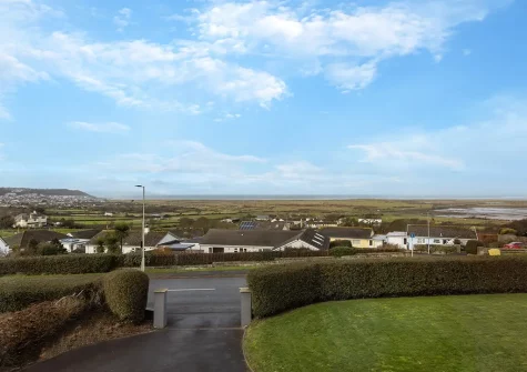 located on the edge of Appledore, Bay Ridge enjoys fabulous panoramic views